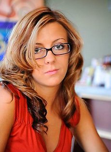 Девушка показывает свои сиськи в супермаркете