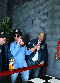 Полицейские оттрахали негритоску с большой жопой