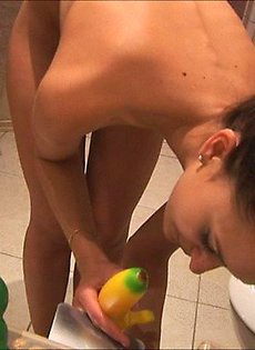 Баба позирует у зеркала