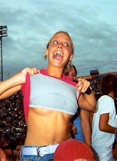 Девочки показывают прелести