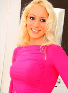 Блондинка позирует на камеру