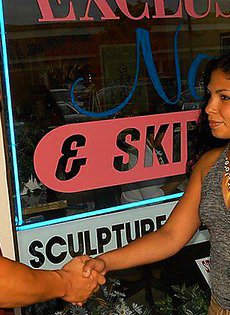 Мужик трахнул брюнетку с красивой попкой