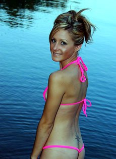 Красавица у озера