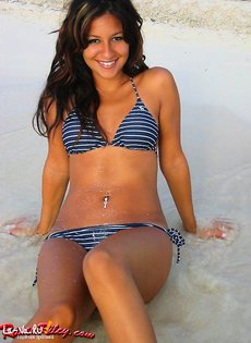 Голая брюнетка моется в душе