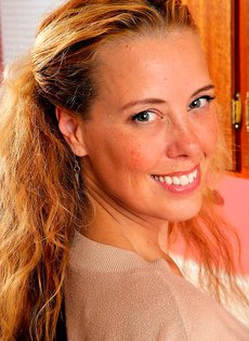 Женщина 40 лет мастурбирует на кухне