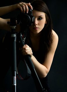 Милая девушка обожает позировать!