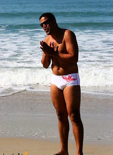 Мужик трахает девушку в саду