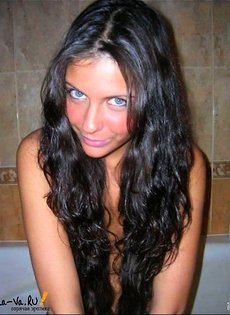 Симпатичная девушка обнажённая