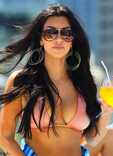 Ким Кардашьян в бикини