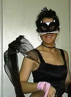 Девушке суют биту в вагину