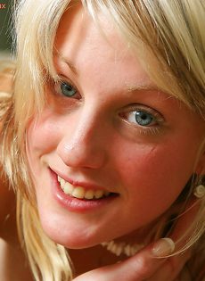 Аппетитная блондинка продемонстрировала глубокое влагалище