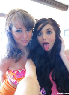 Две молоденькие девчонки приласкали тела друг дружки