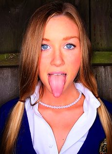 Студентка подняла юбочку и показала сладенькую промежность