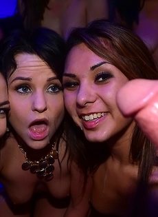 В публичном месте девушки удовлетворяют незнакомых парней