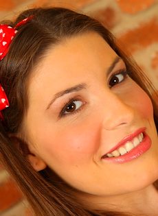 Соло молоденькой девушки с красивой улыбкой Zena Little