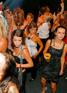 В ночном заведении парни пускают девушек по кругу