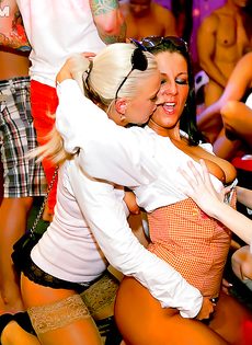 Дискотека с участием пьяных легкодоступных девушек