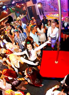 Горячий трах обворожительных телочек на вечеринке