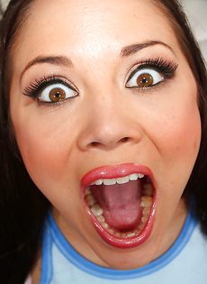 Молодой и горячей брюнетке необходим большой мужской член