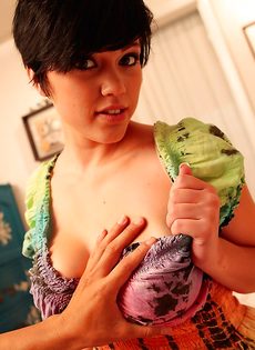 Сосет большой и толстый член и зажимает его упругими сиськами