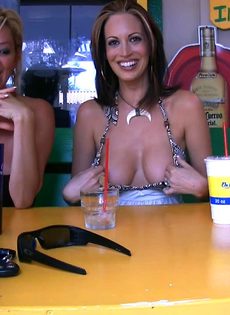 Откровенная тётка показывает сиськи в общественном месте