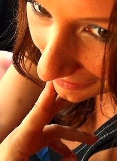 Придорожная шалава делает минет незнакомцу в автомобиле