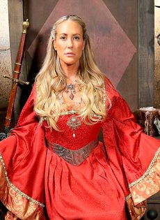 Зрелая мадам Бранди Лав высвобождает большие сиськи из косплей костюма