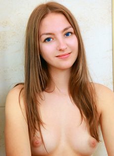 Обнаженная симпатичная девушка с красивыми глазками