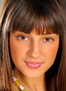 Великолепная брюнетка с изумительной фигуркой красиво позирует