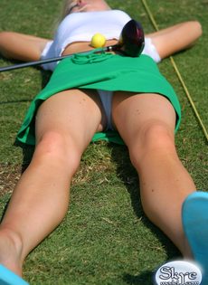 Очаровательной блондинке надоело играть в гольф