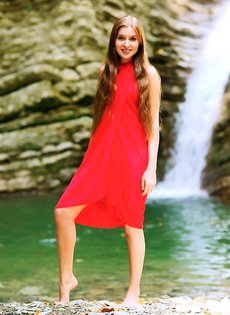 Голая девушка у горного ручья