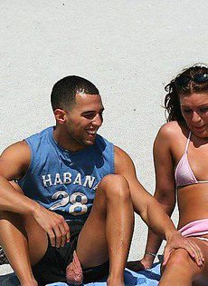 Мужик развёл на пляже девушку и трахнул её дома