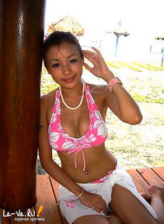 Азиатка перед зеркалом