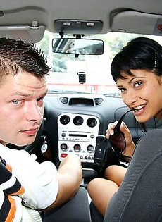 Брюнетку трахнули на улице