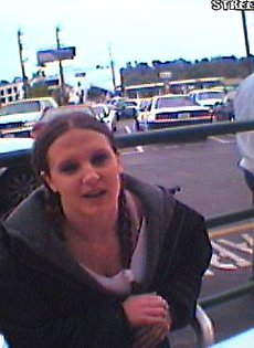 Девушка отсасывает на улице