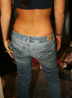 Девушка в джинсах и без трусиков