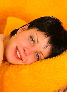 Брюнетка задрала трусы показав свою небритую писю