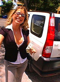 Женщину трахнули в машине