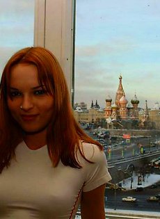 Голая девушка позирует у окна