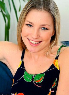 Летисия на кресле