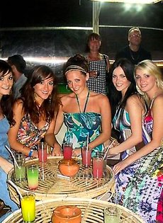 Девушки на море отдыхали, сиськи на солнце загорали