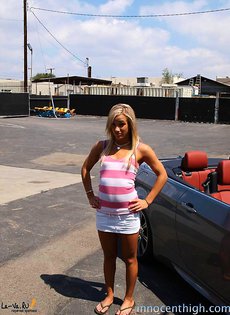 Блондинку облили маслом и выебали