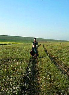 В поле голая телка