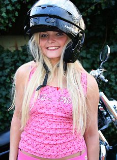 Развлекается со взрослыми мужиками