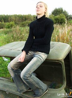 Делает минет