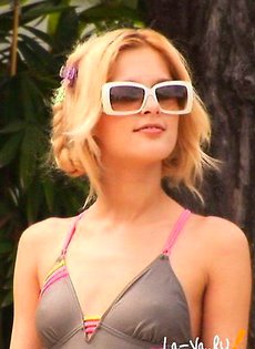 Принимает водные процедуры