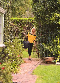 Разделась в номере ателя