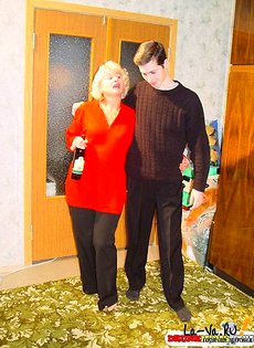 Старая шлюха соблазнила молодого парня