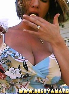 Облила свои груди медом