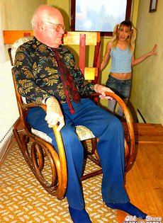 Заглянула в гости к старому дедушке